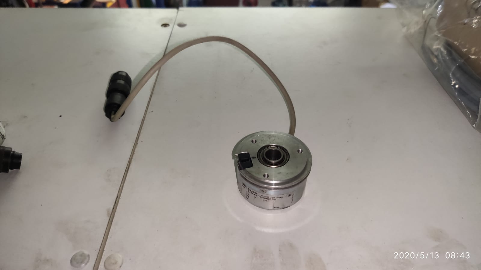 Encoder incremental Baumer BHF 15.24K100/405654, eje hueco de 12 mm y resolución de 5,000 pulsos por revolución.