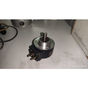 Encoder Incremental BEI Sensor DHM510-0250-014, 250 PPR, con brida de sujeción y conexión radial.