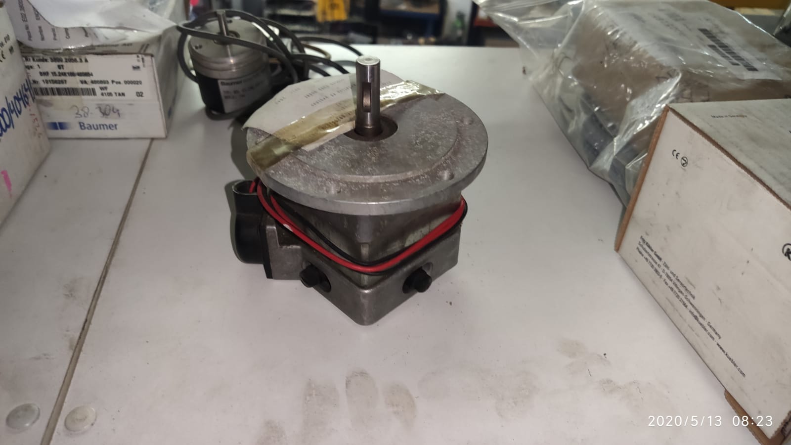 Tacogenerador Baumer KTD 3-6 B10 con carcasa robusta y alta precisión.