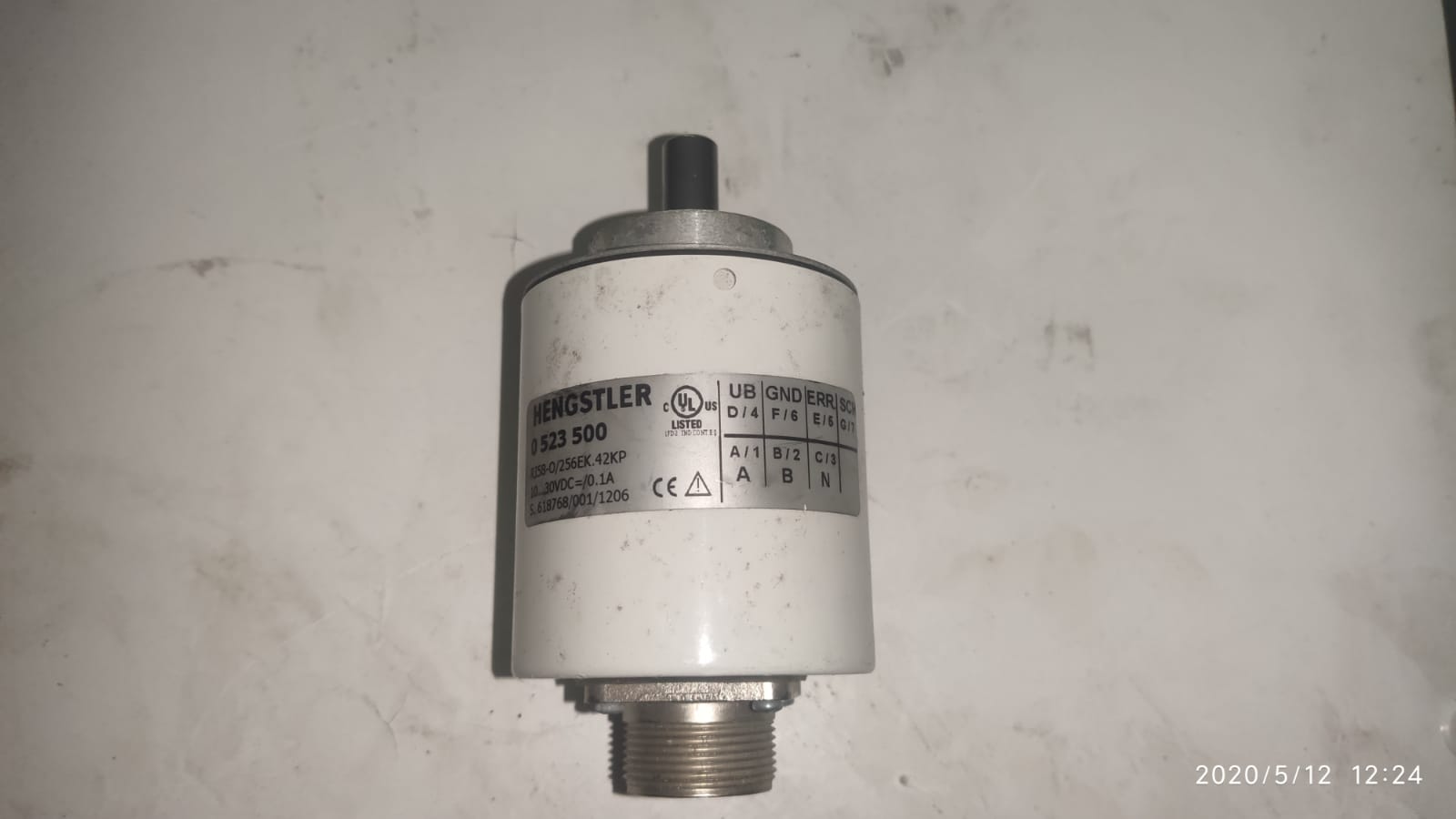 Encoder incremental Hengstler RI58-0/256EK.42KP con eje de 10mm y resolución de 256 PPR.