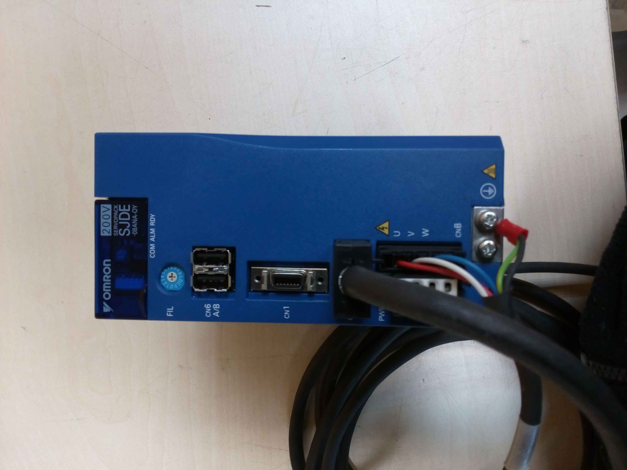 Servodrive Omron SJDE-08ANA-0Y, 750W, 200-230V AC, con interfaz MECHATROLINK-II.