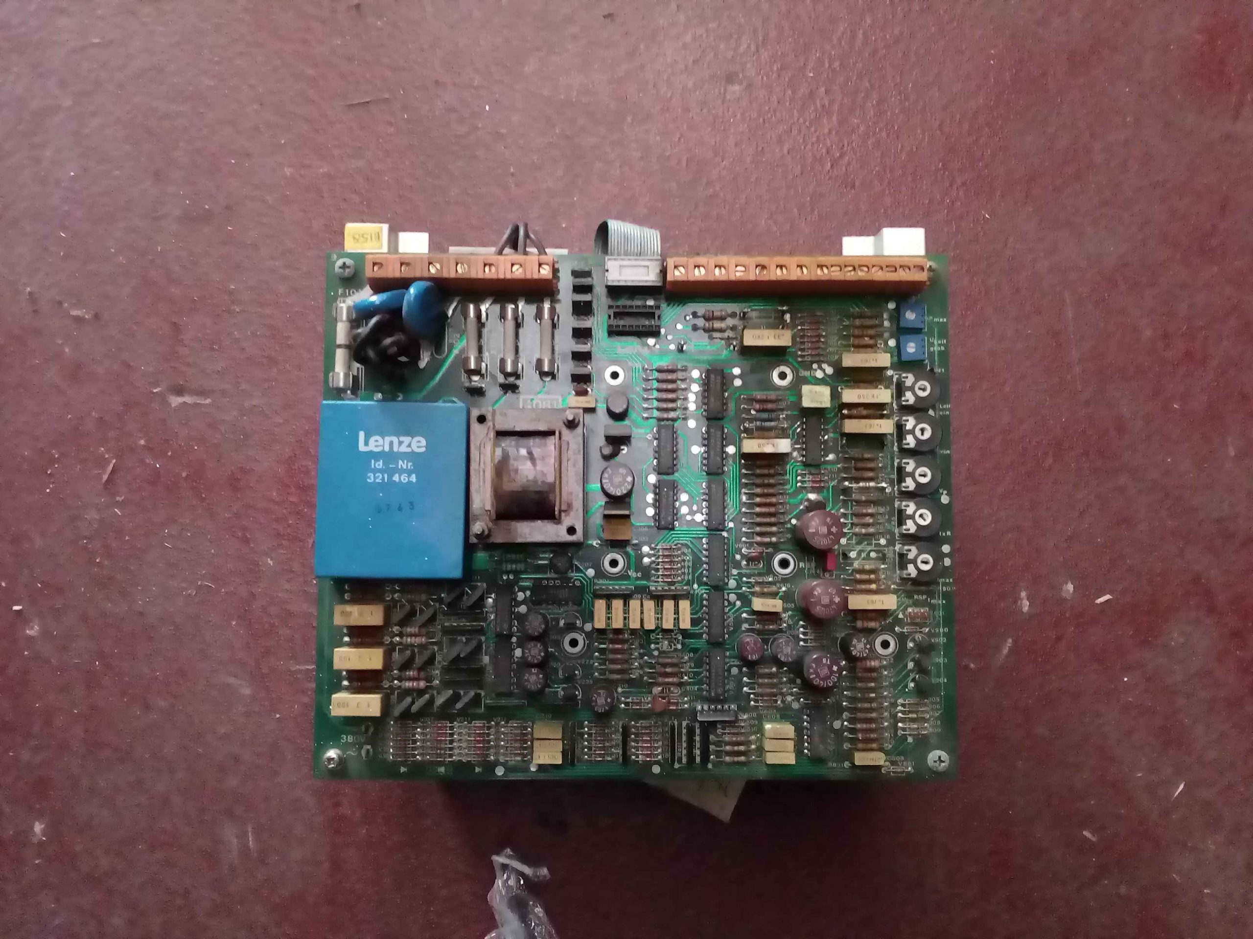 Drive Lenze 481-E-1, variador de corriente continua para motores industriales.
