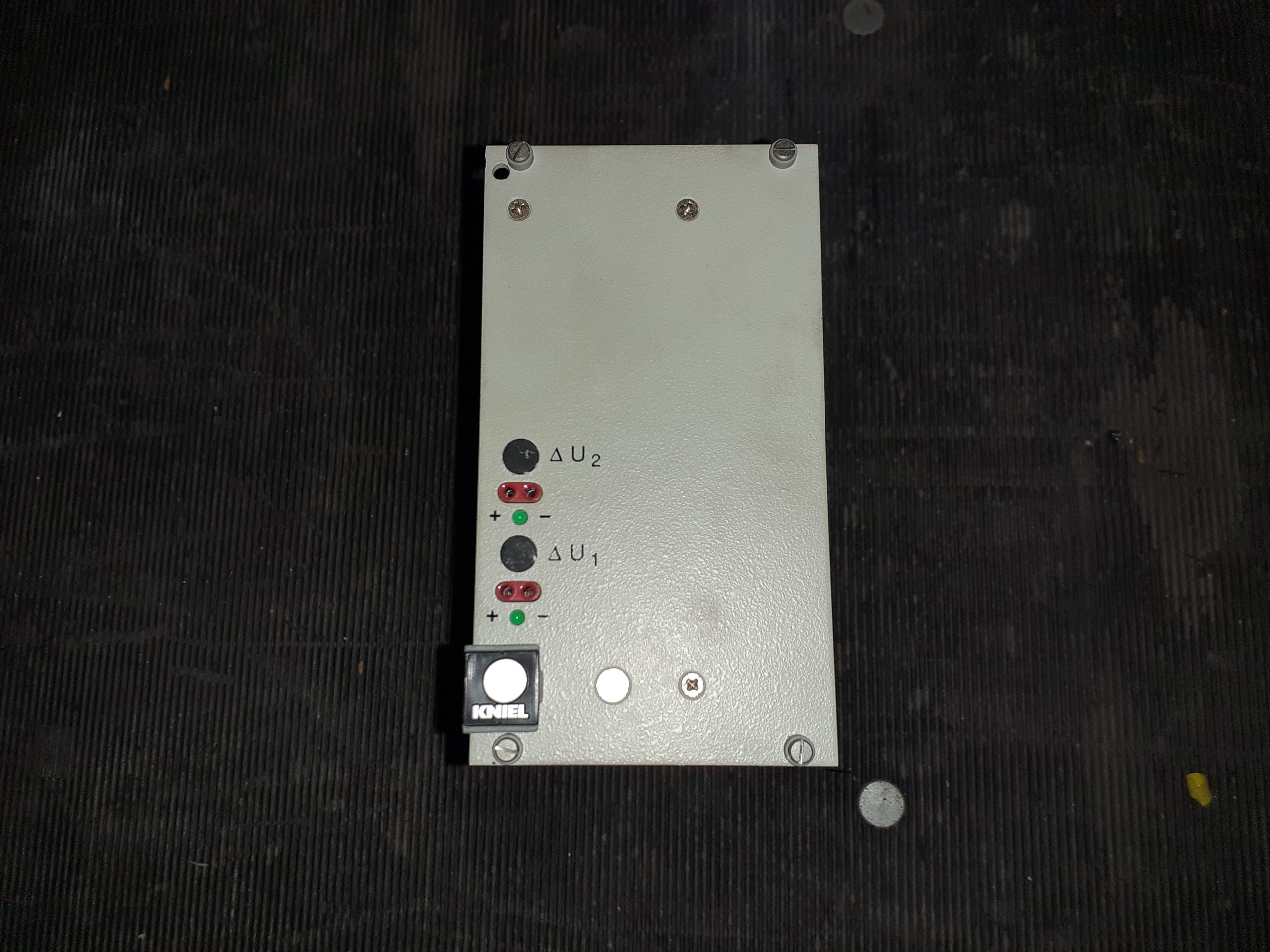 Fuente de Alimentación Kniel CTD 24.2, suministro de energía confiable para entornos industriales.