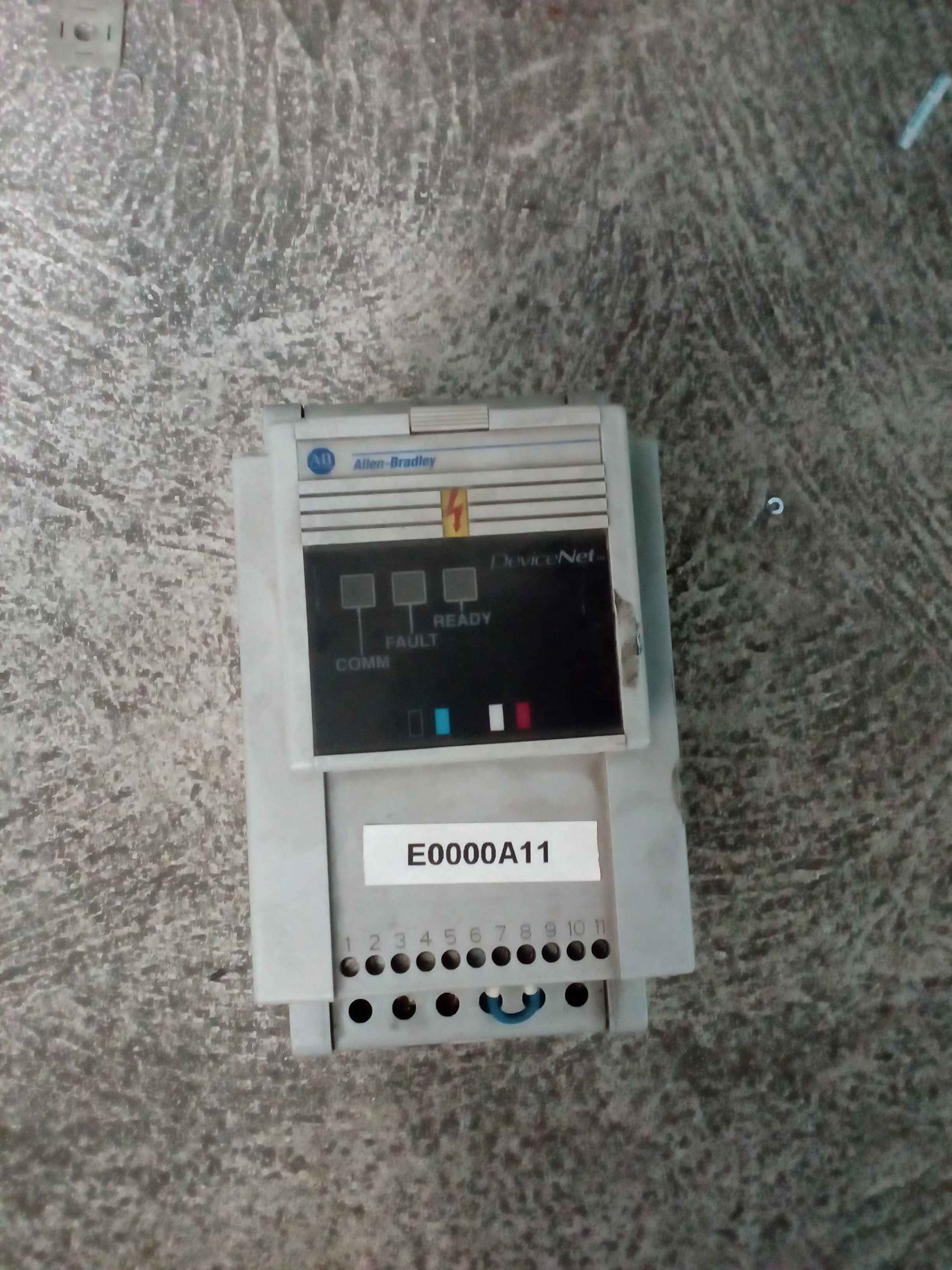 Variador de Velocidad Allen-Bradley 160S-AA08NSF1, controlador de motores industriales con señal analógica.