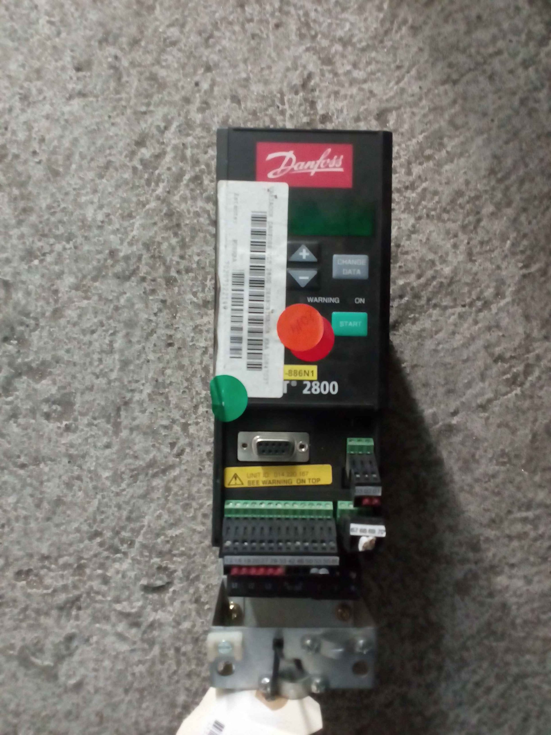 Variador de Velocidad Danfoss 195N0003, controlador eficiente para motores eléctricos.