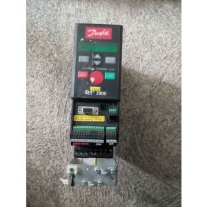 Variador de Velocidad Danfoss 195N1016, controlador industrial de motores eléctricos.