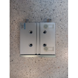 Cilindro Neumático Festo DFM-32-50-P-A-GF, actuador industrial con guía integrada.