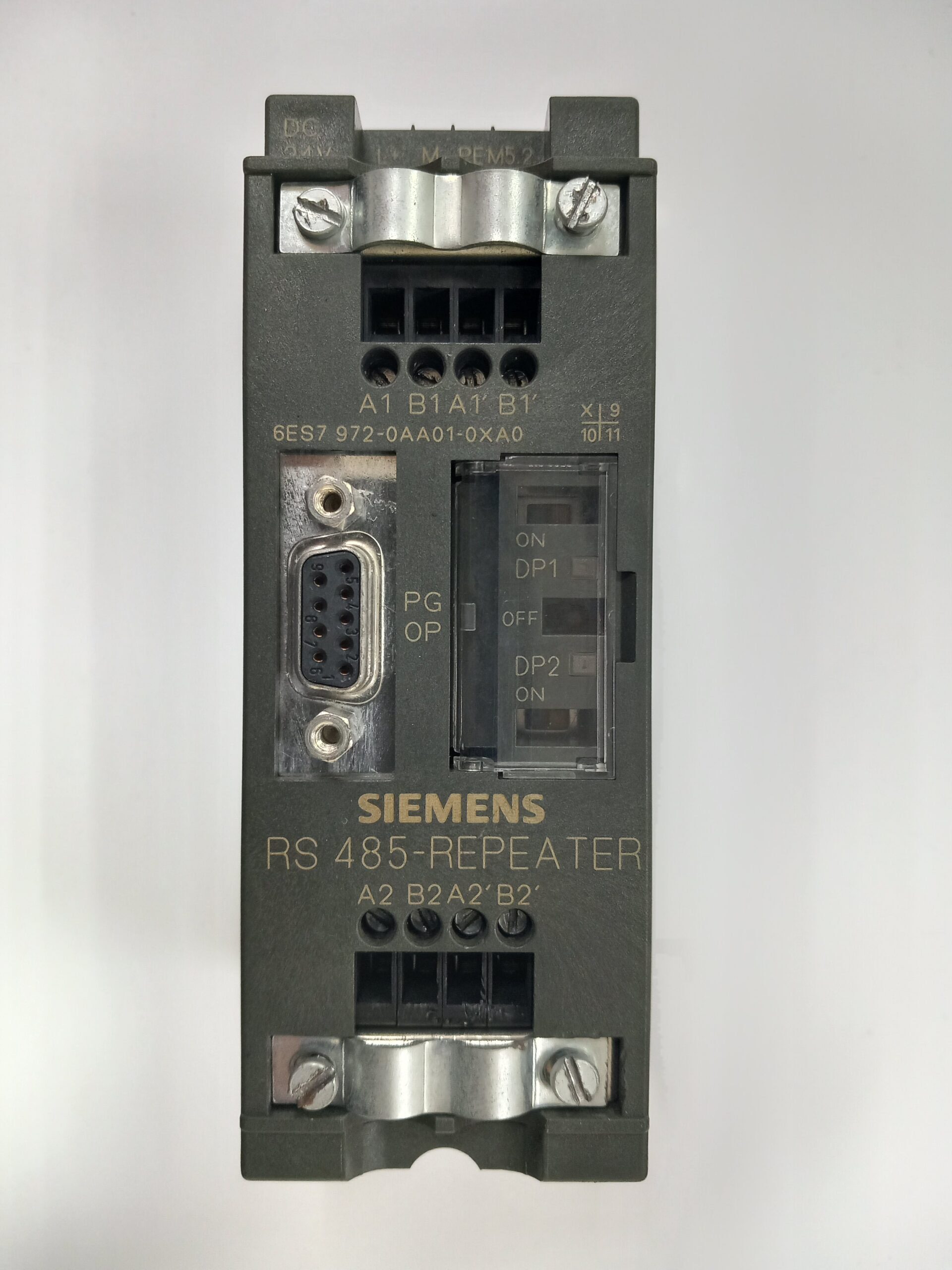 Repetidor Siemens PROFIBUS/MPI RS-485 modelo 6ES7 972-0AA01-0XA0 en carcasa IP20 para montaje DIN